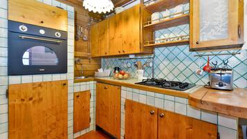 House | Private kitchen | Fridge, cookware/dishes/utensils
