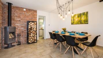 House | Private kitchen | Fridge, cookware/dishes/utensils