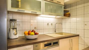 Rumah | Dapur pribadi | Lemari es dan peralatan masak/sendok-piring