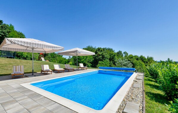 Alberca al aire libre y alberca climatizada