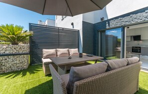 Outdoor dining - 2 bedroom cozy home in Sukosan (Sukosan)