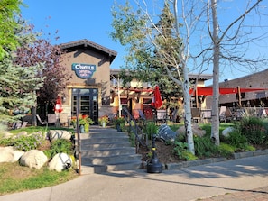 A restaurant with outdoor seating, a stone facade, and a sign reading "Ongels Tavern & Grill". - Downtown Fun! A/C shufflebrd Pacman, Steps Fm SkiBus, DogOK, walk to Yampa River (Steamboat Springs)