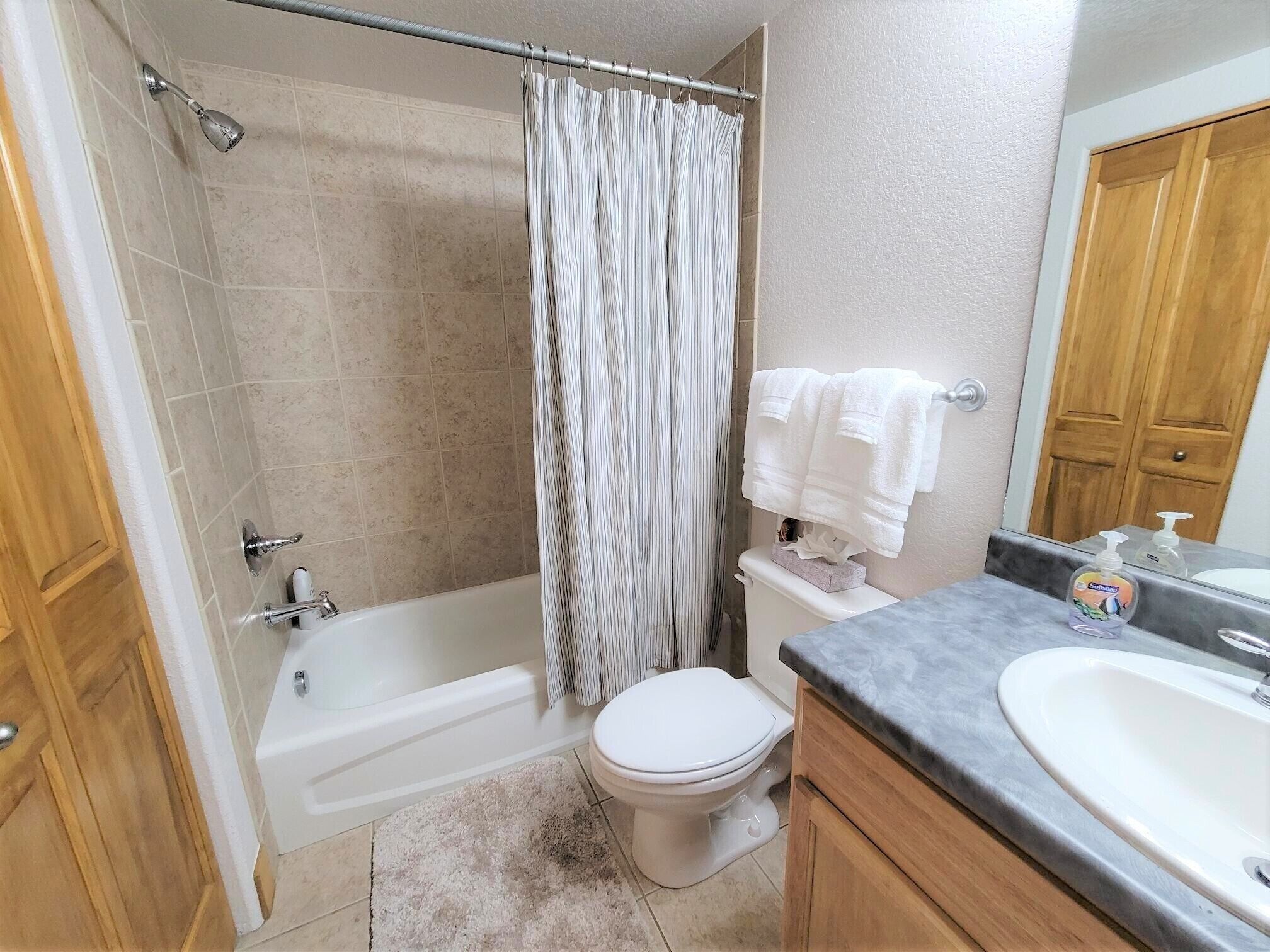 Un baño con bañera, inodoro y lavamanos.