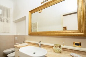 Regadera, secadora de cabello, bidet, toallas 