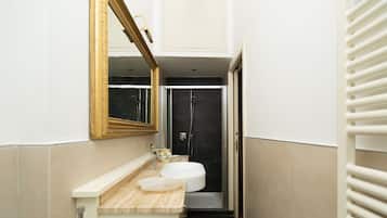 Dusche, Haartrockner, Bidet, Handtücher