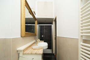 Douche, sèche-cheveux, bidet, serviettes fournies