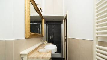 Een douche, een haardroger, een bidet, handdoeken