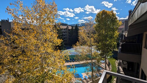 Luxury Condo w/ FREE WiFi, Parking, Heated Pool, Hot Tubs, Skier Shuttles