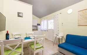 Appartement | Woonkamer | Smart-tv en een open haard