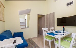 Apartamento | Sala de estar | Smart TV, lareira