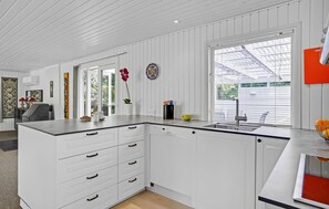 Fridge, stovetop, dishwasher, coffee/tea maker - Amazing home in Grenaa with WiFi (Grenaa)