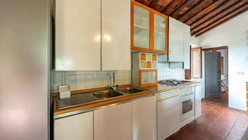 Kühlschrank, Herdplatte, Wasserkocher mit Kaffee-/Teezubehör