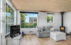 TV, fireplace - Beautiful home in Vinderup with kitchen (Vinderup)
