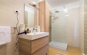 Shower, hair dryer - Nice home in Kapelica (Kapelica)
