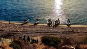 A coastal scene with boats on the beach and a clear sky. - Vista al Mar (El Sargento)