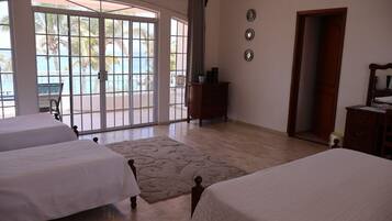 6 camere, una scrivania, ferro/asse da stiro, culla da viaggio