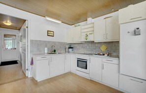 Frigorífic, placa de cuina, rentaplats i cafetera i tetera 