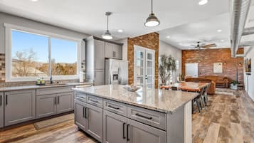 Køleskab, mikrobølgeovn, ovn, kogeplade