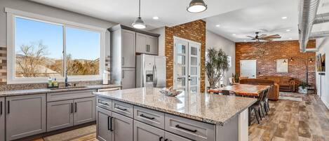 Geladeira, micro-ondas, fogão, cooktop