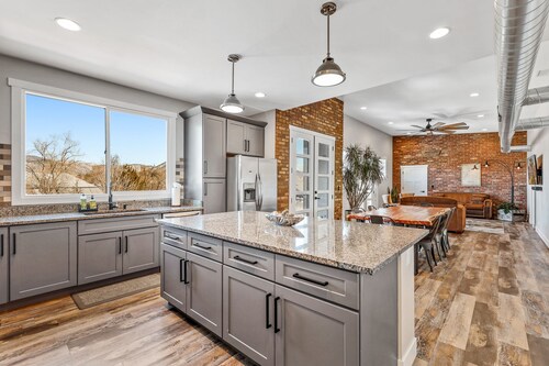 "The Juniper Roost"-Gathering Tree's 6 Boutique Suites w/banquet hall, hot tub.