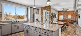 "The Juniper Roost"-Gathering Tree's 6 Boutique Suites w/banquet hall, hot tub.