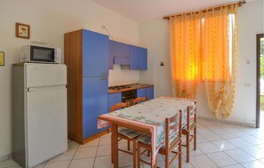 Refrigerador, microondas, placa de cocina, utensilios de cocina