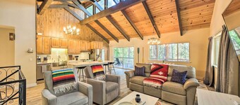 Pine Mountain Cabin w/ Hot Tub, 2 Mins to Marina!