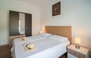 2 bedrooms, free WiFi, bed sheets - Stunning apartment in Supetar-Splitska with WiFi (Supetar-Splitska)