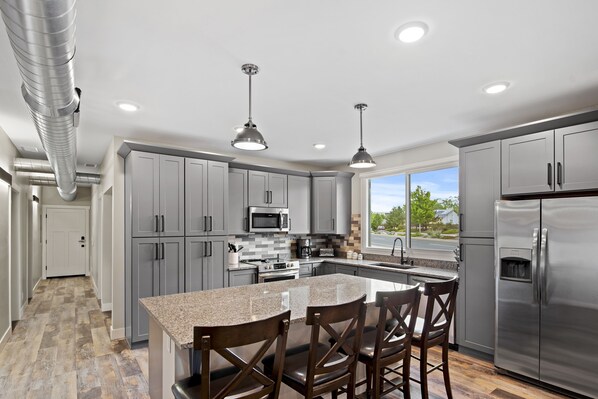 Frigorífico, microondas, horno y placa de cocina