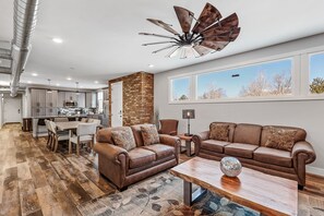 Smart TV - Gathering Tree's 6 Boutique Queen Suites Downtown Retreat (Flagstaff)