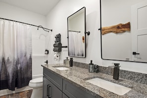 Combined shower/bathtub, towels - Gathering Tree's 6 Boutique Queen Suites Downtown Retreat (Flagstaff)