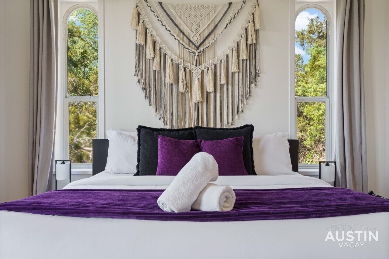 4 habitaciones, escritorio y tabla de planchar con plancha 