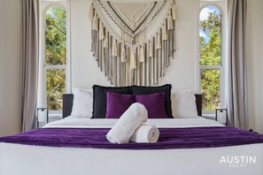 4 soverom, skrivebord, strykejern/-brett og reiseseng for barn