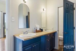 Amenidades de baño ecológicas, secadora de cabello, toallas, jabón 