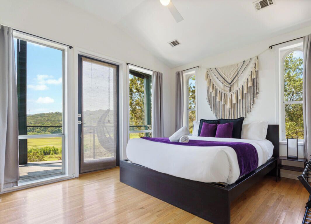 4 bedrooms, desk, iron/ironing board, travel crib