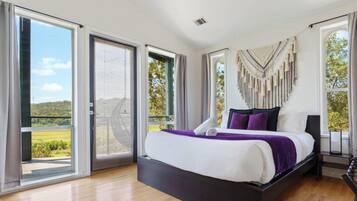 4 habitaciones, escritorio y tabla de planchar con plancha