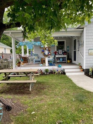 Outdoor dining - The Starfish House...PET FRIENDLY & just a few minutes from the Delaware Bay! (Villas)
