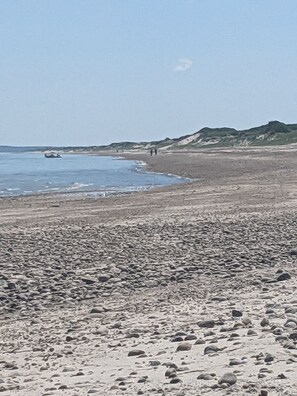 Vlak bij het strand, ligstoelen