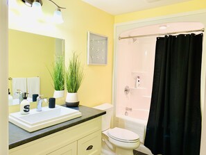 Duschwanne, Haartrockner, Toilettenpapier