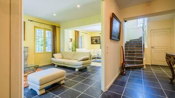 Televisie, een open haard, een dvd-speler en een stereo