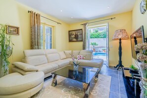 テレビ、暖炉、DVD プレーヤー、ステレオ