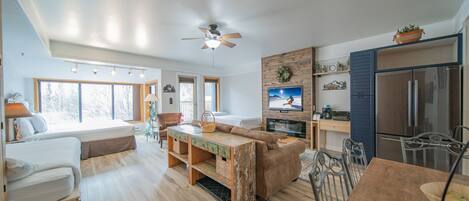 Deluxe Studio, Multiple Beds, Fireplace, Resort View (Slopeside 2791) | Living area | 42-inch flat-screen TV with cable channels, Smart TV, fireplace