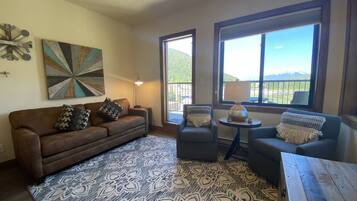 Studio, 1 Queen Bed with Sofa bed, Mountain View (Slopeside 2770) | Living area | 42-inch flat-screen TV with cable channels, TV, fireplace