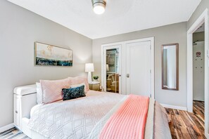 1 bedroom, desk, WiFi, bed sheets