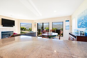 Interior - Lake & Mountain View Condo w/ Deck, AC & Shared Pools/Docks/Hot Tub/Tennis (Chelan)