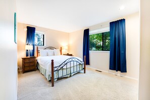 2 bedrooms, iron/ironing board, free internet, bed sheets