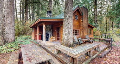 Cozy riverfront cabin with wood-burning fireplace, lovely deck, and washer/dryer