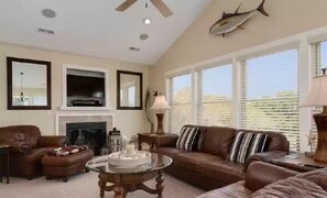 Smart-TV, Kamin, DVD-Player, Bücher