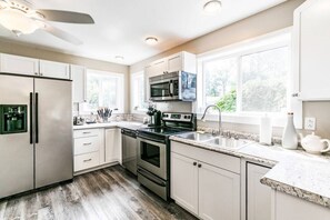 Fridge, microwave, oven, stovetop - Blue Heron | Family Home by Sylvan Beach|Sleeps 12 (Verona Beach)