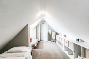 4 sovrum, skrivbord, strykjärn/strykbräda och resesäng